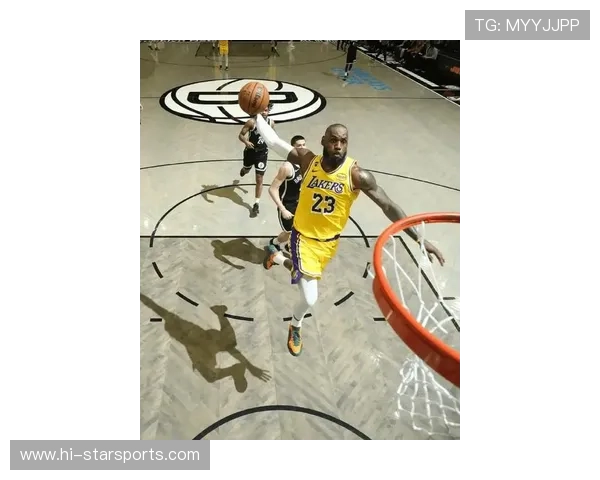 詹姆斯复出带领湖人逆转勇士 扣篮精彩瞬间引发全场欢呼